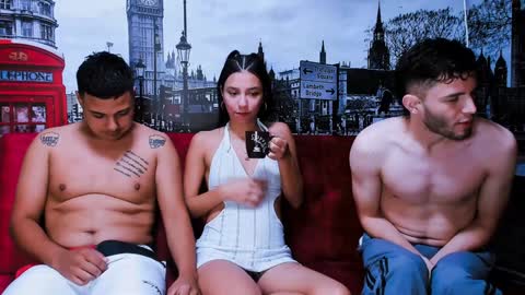 Snapshot of threesome_sexy chatting on 01-31-25, 10:10 BRITHANY BRYAN ALEX online show from 01-31-25, 10:10