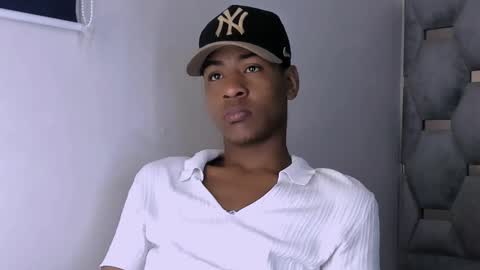 Snapshot of tiago_xxx_ chatting on 10-21-25, 09:26 tiago_xxx_ online show from 10-21-25, 09:26