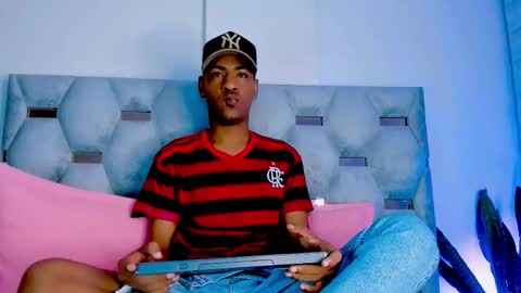 Snapshot of tiago_xxx_ chatting on 10-25-25, 12:29 tiago_xxx_ online show from 10-25-25, 12:29