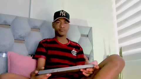 Snapshot of tiago_xxx_ chatting on 10-25-25, 06:35 tiago_xxx_ online show from 10-25-25, 06:35
