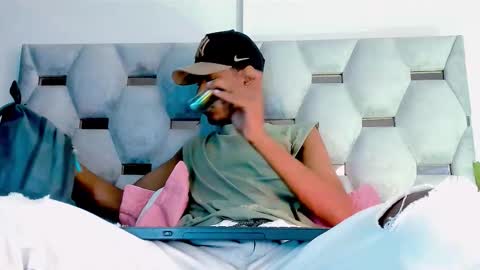 Snapshot of tiago_xxx_ chatting on 10-26-25, 09:21 tiago_xxx_ online show from 10-26-25, 09:21
