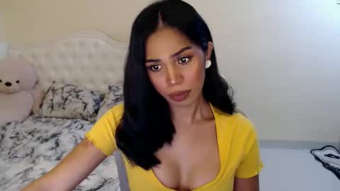 Snapshot of tiara_gurl16 chatting on 10-14-25, 02:01 tiara online show from 10-14-25, 02:01