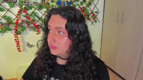 Snapshot of tich___ chatting on 05-31-26, 05:42 tich___ online show from 05-31-26, 05:42