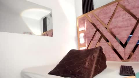 Snapshot of tifany_bigdick chatting on 09-18-25, 06:54 Tifanny online show from 09-18-25, 06:54