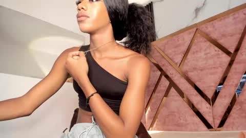 Snapshot of tifany_bigdick chatting on 09-19-25, 07:03 Tifanny online show from 09-19-25, 07:03