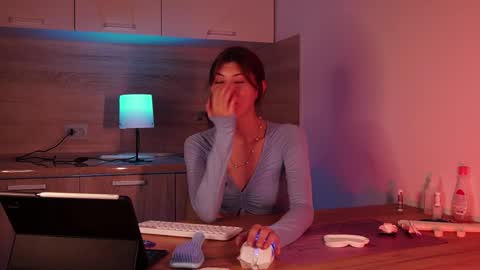 Snapshot of tiffantasy chatting on 09-28-25, 05:40 Im here on Fridays Saturdays Sundays online show from 09-28-25, 05:40