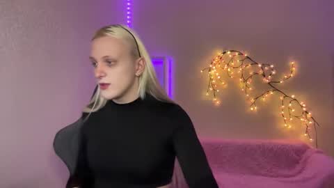 Amira online show from 11-17-25, 09:04