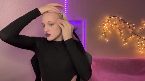 Amira online show from 11-19-25, 09:42