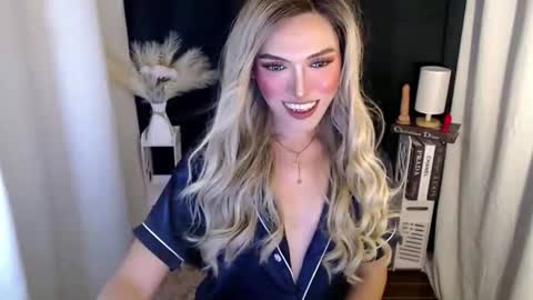 Snapshot of tiffany_welson chatting on 11-08-25, 04:51 tiffany online show from 11-08-25, 04:51