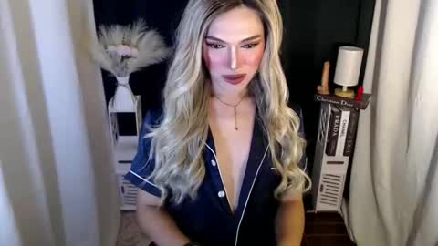 Snapshot of tiffany_welson chatting on 11-10-25, 02:38 tiffany online show from 11-10-25, 02:38