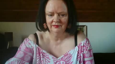 Snapshot of tiffanymature chatting on 10-25-25, 07:27 TiffanyMature online show from 10-25-25, 07:27
