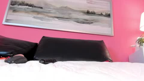 Snapshot of tiffanysuarez_ chatting on 02-14-25, 10:25 Stefany Suarez online show from 02-14-25, 10:25