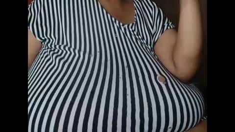 Snapshot of tinagiant chatting on 05-04-26, 10:11 tinagiant online show from 05-04-26, 10:11