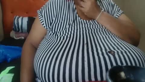 Snapshot of tinagiant chatting on 05-06-26, 10:53 tinagiant online show from 05-06-26, 10:53