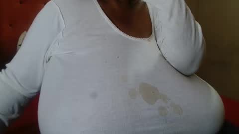 Snapshot of tinagiant chatting on 05-10-26, 10:09 tinagiant online show from 05-10-26, 10:09