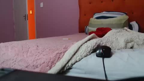 Snapshot of tinagiant chatting on 06-10-26, 08:46 tinagiant online show from 06-10-26, 08:46