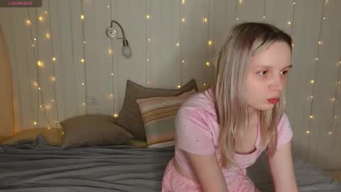 tinasiner online show from 11-22-25, 04:39