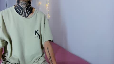 Snapshot of tinny_and_candy chatting on 10-29-25, 11:23 TINNY AND CANDY online show from 10-29-25, 11:23