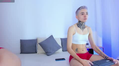 Snapshot of tinny_and_candy chatting on 11-22-25, 12:04 TINNY AND CANDY online show from 11-22-25, 12:04