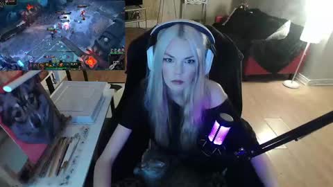 Snapshot of tinykylie chatting on 02-09-25, 12:17 stage Kylie Sinner brand CLITBAIT online show from 02-09-25, 12:17