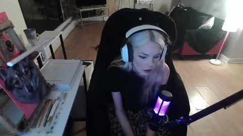 Snapshot of tinykylie chatting on 02-09-25, 03:22 stage Kylie Sinner brand CLITBAIT online show from 02-09-25, 03:22