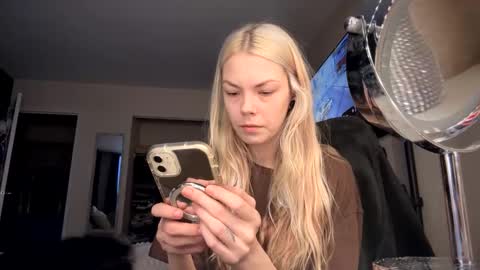 Snapshot of tinykylie chatting on 02-13-25, 11:17 stage Kylie Sinner brand CLITBAIT online show from 02-13-25, 11:17