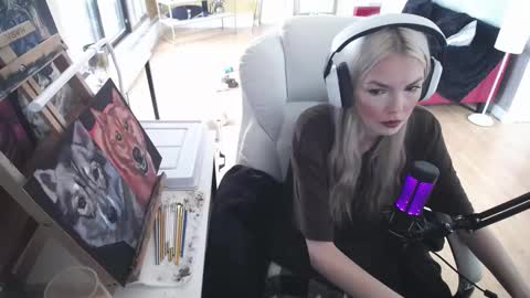 Snapshot of tinykylie chatting on 02-13-25, 02:20 stage Kylie Sinner brand CLITBAIT online show from 02-13-25, 02:20