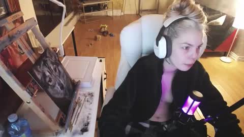 Snapshot of tinykylie chatting on 02-18-25, 03:31 stage Kylie Sinner brand CLITBAIT online show from 02-18-25, 03:31