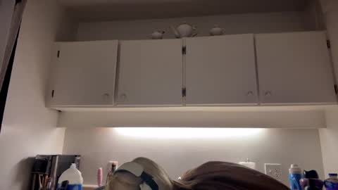 Snapshot of tinykylie chatting on 02-18-25, 10:47 stage Kylie Sinner brand CLITBAIT online show from 02-18-25, 10:47