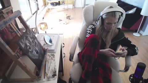 Snapshot of tinykylie chatting on 02-19-25, 04:55 stage Kylie Sinner brand CLITBAIT online show from 02-19-25, 04:55