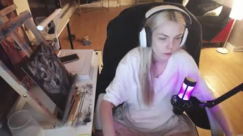 Snapshot of tinykylie chatting on 02-23-25, 01:02 stage Kylie Sinner brand CLITBAIT online show from 02-23-25, 01:02