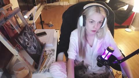 Snapshot of tinykylie chatting on 02-23-25, 04:07 stage Kylie Sinner brand CLITBAIT online show from 02-23-25, 04:07