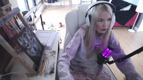 Snapshot of tinykylie chatting on 02-23-25, 08:55 stage Kylie Sinner brand CLITBAIT online show from 02-23-25, 08:55