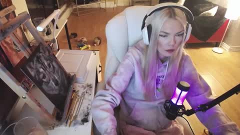 Snapshot of tinykylie chatting on 02-23-25, 11:58 stage Kylie Sinner brand CLITBAIT online show from 02-23-25, 11:58