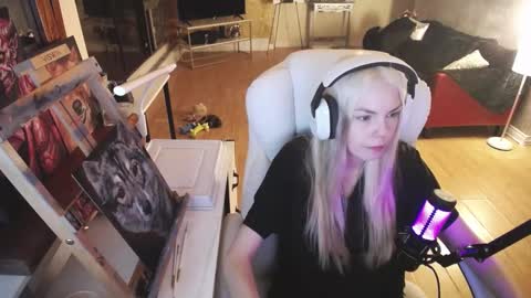 Snapshot of tinykylie chatting on 02-27-25, 04:09 stage Kylie Sinner brand CLITBAIT online show from 02-27-25, 04:09