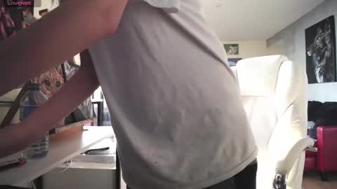 Snapshot of tinykylie chatting on 09-16-25, 09:38 stage Kylie Sinner brand CLITBAIT online show from 09-16-25, 09:38