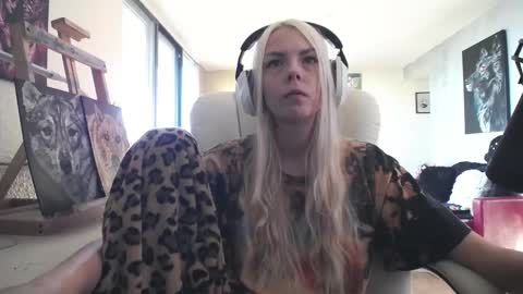 Snapshot of tinykylie chatting on 09-29-25, 11:15 stage Kylie Sinner brand CLITBAIT online show from 09-29-25, 11:15