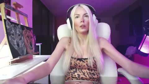 Snapshot of tinykylie chatting on 10-02-25, 05:03 stage Kylie Sinner brand CLITBAIT online show from 10-02-25, 05:03