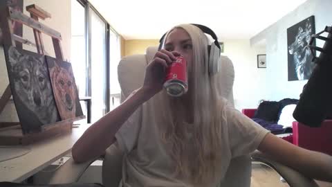 Snapshot of tinykylie chatting on 10-04-25, 05:00 stage Kylie Sinner brand CLITBAIT online show from 10-04-25, 05:00