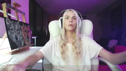 Snapshot of tinykylie chatting on 10-05-25, 10:40 stage Kylie Sinner brand CLITBAIT online show from 10-05-25, 10:40