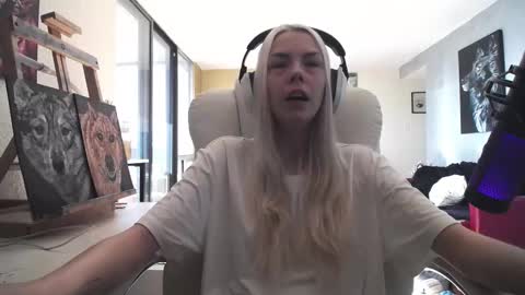 Snapshot of tinykylie chatting on 10-09-25, 06:28 stage Kylie Sinner brand CLITBAIT online show from 10-09-25, 06:28