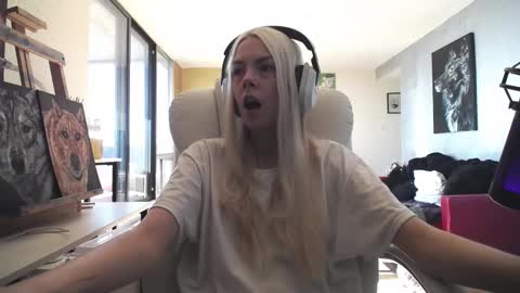 Snapshot of tinykylie chatting on 10-11-25, 06:28 stage Kylie Sinner brand CLITBAIT online show from 10-11-25, 06:28