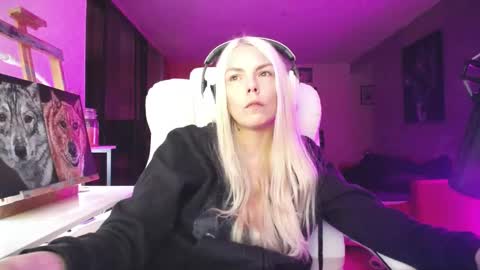 Snapshot of tinykylie chatting on 10-13-25, 08:25 stage Kylie Sinner brand CLITBAIT online show from 10-13-25, 08:25