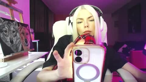 Snapshot of tinykylie chatting on 10-19-25, 10:21 stage Kylie Sinner brand CLITBAIT online show from 10-19-25, 10:21