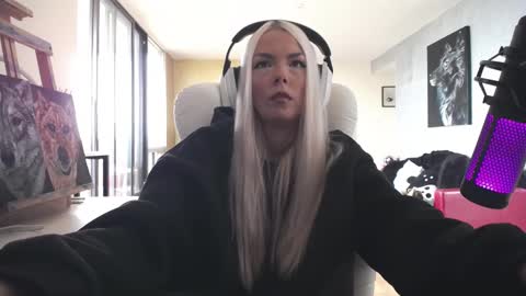 Snapshot of tinykylie chatting on 10-20-25, 03:56 stage Kylie Sinner brand CLITBAIT online show from 10-20-25, 03:56