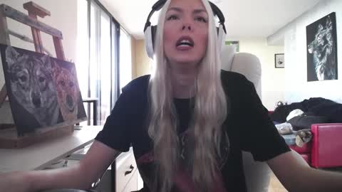 Snapshot of tinykylie chatting on 10-21-25, 07:47 stage Kylie Sinner brand CLITBAIT online show from 10-21-25, 07:47