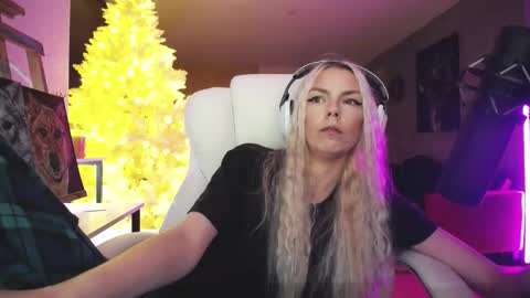 Snapshot of tinykylie chatting on 11-13-25, 10:25 stage Kylie Sinner brand CLITBAIT online show from 11-13-25, 10:25