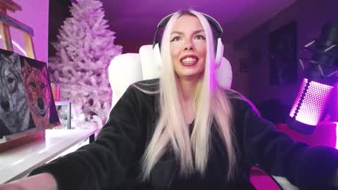 Snapshot of tinykylie chatting on 11-14-25, 10:07 stage Kylie Sinner brand CLITBAIT online show from 11-14-25, 10:07