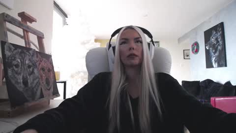 Snapshot of tinykylie chatting on 11-15-25, 01:18 stage Kylie Sinner brand CLITBAIT online show from 11-15-25, 01:18