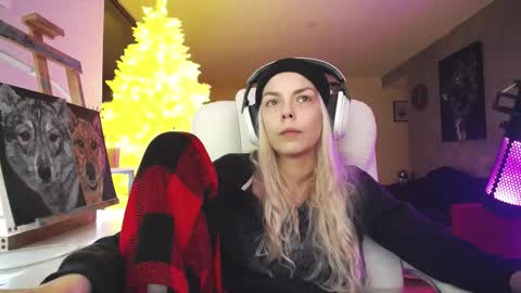 Snapshot of tinykylie chatting on 11-20-25, 04:12 stage Kylie Sinner brand CLITBAIT online show from 11-20-25, 04:12